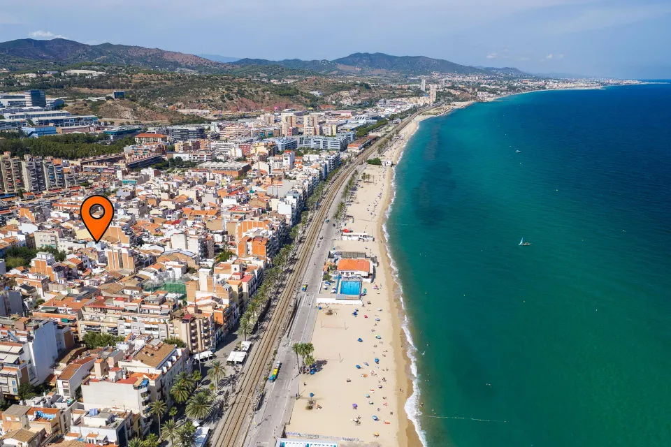 Vivienda reformada a estrenar con 3 estancias, terraza privada y espacio polivalente en Badalona