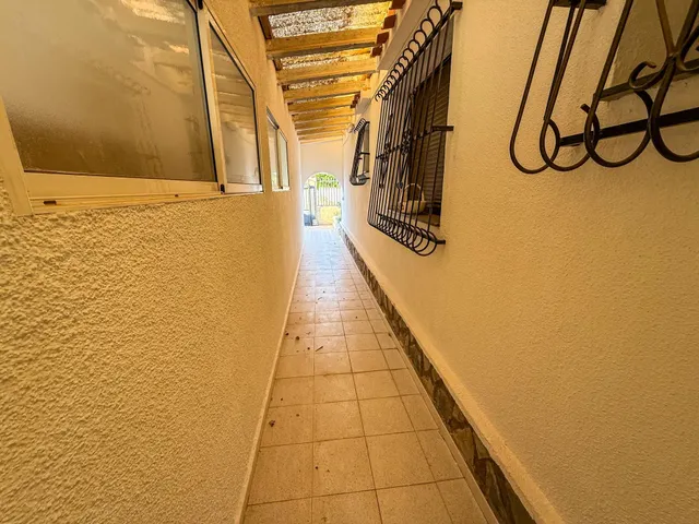 Amplio chalet pareado en El Chaparral — 4 dormitorios, 4 baños, piscina privada y gran parcela — 35