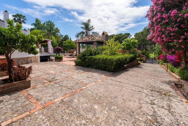 Elegante casa andaluza con vistas al golf en El Paraíso — 9