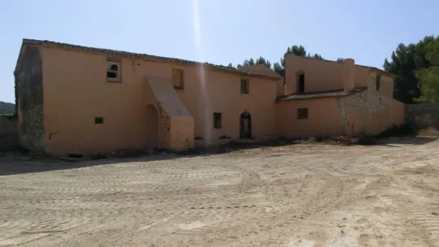 Finca de aprox 67 hectàreas. Con dos casas principales para reformar — 3