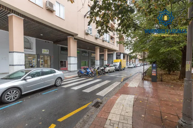 Local comercial en venta en calle agustina de aragón — 17