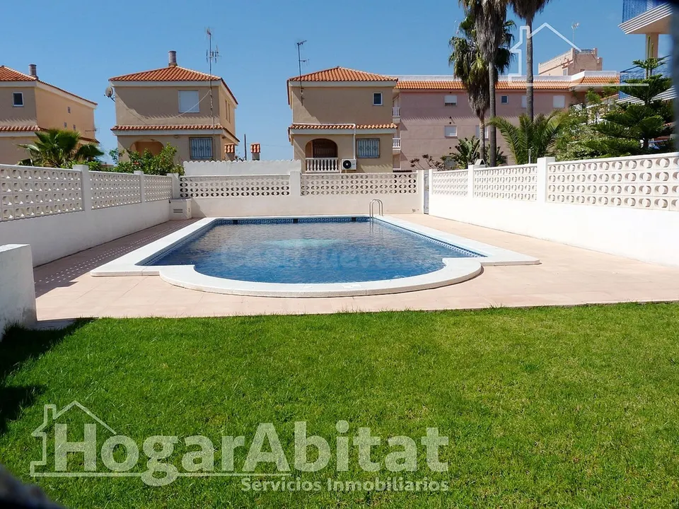 ¡Al lado mismo de la playa! Seminuevo con piscina, terraza y garaje