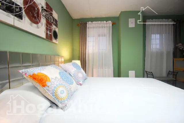 ¡Encantador Chalet! Muy amplio y sofisticado, con gran garaje, terraza, jardín y parcela — 28