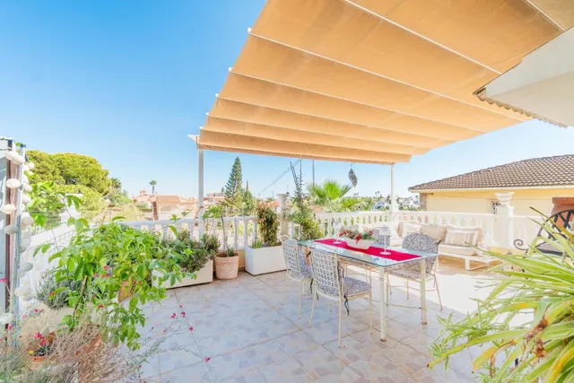 Maravilloso chalet pareado (aprox. 130 m2 + terrazas y garaje) con 4 dormitorios y 2 baños. Amplia parcela privada (516 m2) con jardín y gran piscina. — 11