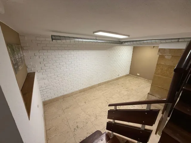 SE VENDE LOCAL CON INQUILINOS EN EL CENTRO — 23