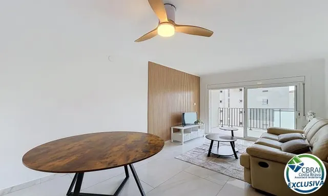 Apartamento 2 dormitorios renovado con terraza en Santa Margarida, Rosas — 16