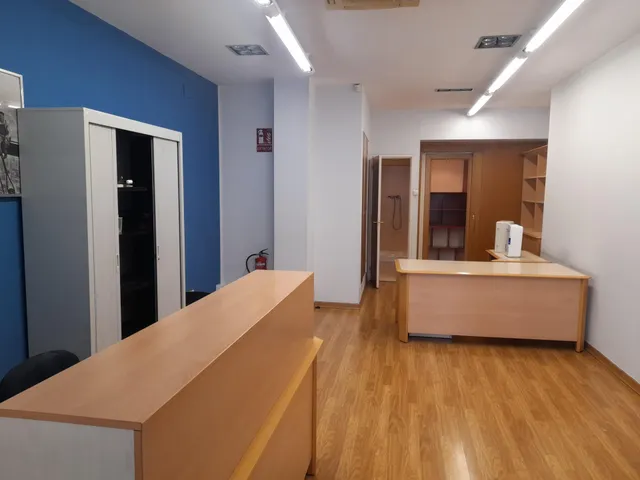 Local comercial con suelos de parquet y aire acondicionado en Cerdanyola sur — 2