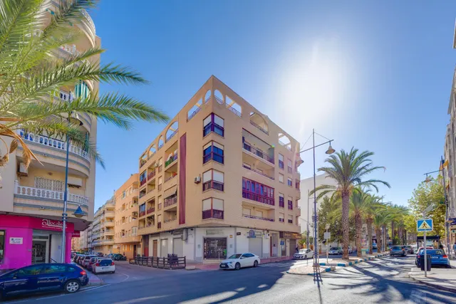 Gran piso de 4 dormitorios y dos baños en el corazón de Torrevieja, a menos de 500 metros del mar — 32