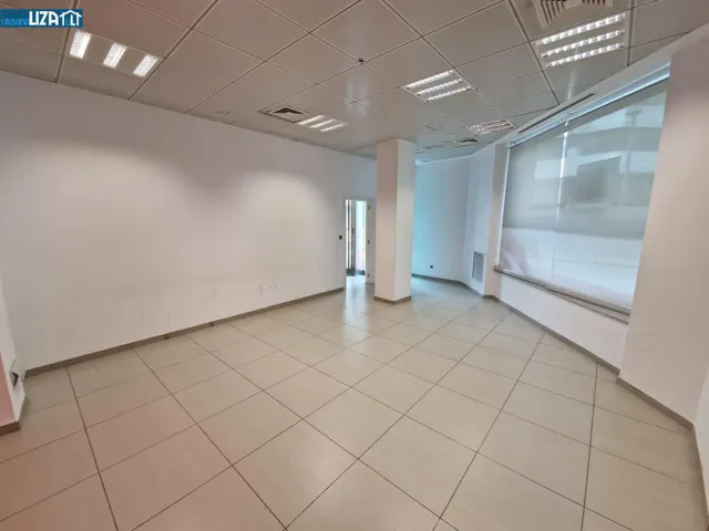 Alquiler de amplio local comercial en San Vicente — 12
