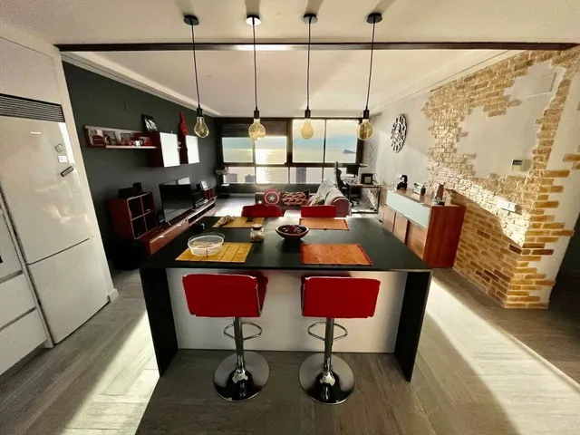 Alquiler todo el año, Apart. 1 dorm. de 90 m2, salón amplio y cocina con isla, reformado, vistas mar — 18