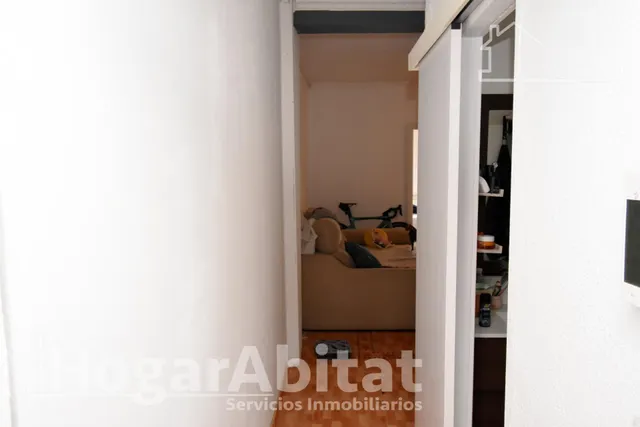MUY AMPLIO CON BALCÓN Y TRASTERO — 37