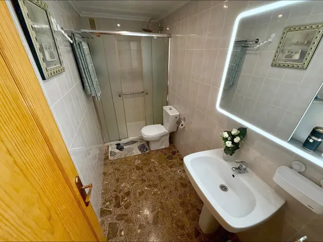 ¡Apartamento de tres dormitorios y amplia terraza al sur cerca de la playa, en Avenida de Habaneras! Torrevieja — 10