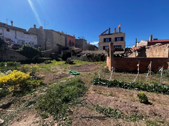 Espectacular solar dentro del pueblo de Santa Margarita de Montbui, soleado, plano en zona tranquila — 6