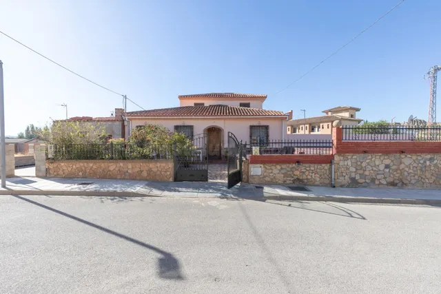 Casa en planta baja con cuatro naves y local — 50