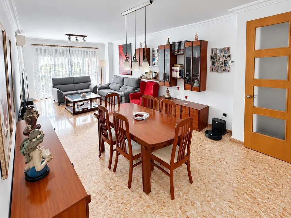 Ref- 08701 Salico presenta - AMPLIA VIVIENDA DE 4 habitaciones, 2 GARAJES Y TRASTERO EN ZONA SENSAL