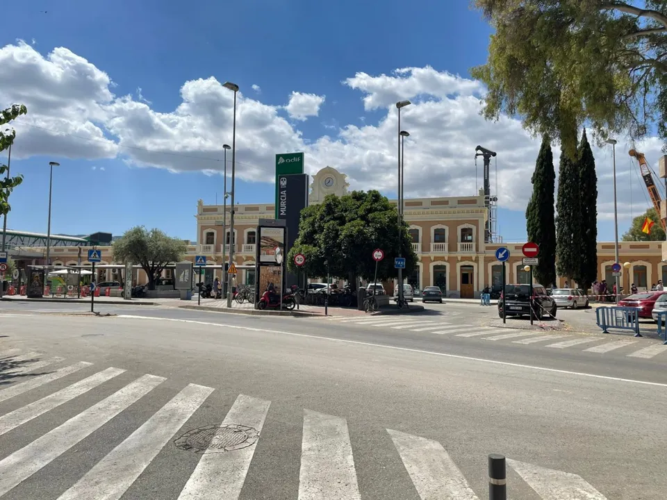 LOCAL COMERCIAL 363M2 CON PLAZA DE GARAJE JUNTO A RENFE