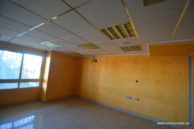 Venta de entresuelo en el centro de Orihuela, zona de Temístocles Almagro, 135 m2. de supèrficie. — 12