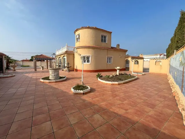 Chalet con piscina y amplias estancias en El Chaparral — 4