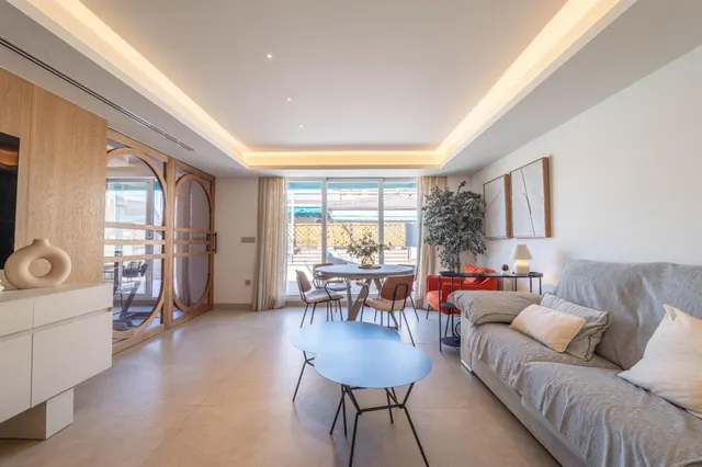 Impresionante Vivienda de Lujo con Diseño Moderno y Comodidades Exclusivas — 28