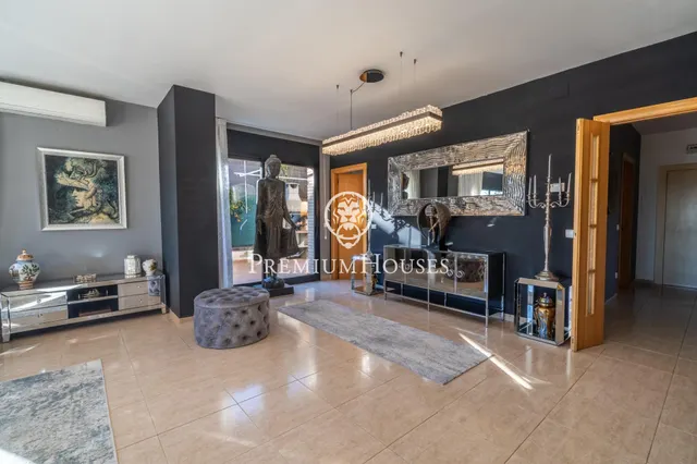 Chalet en venta con ascensor, piscina y grandes espacios en Canet de Mar — 15
