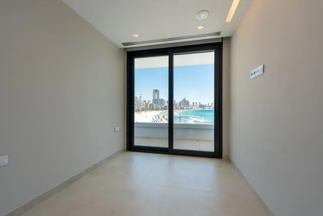 Fantástico dúplex  con ascensor en la playa de Benidorm — 11