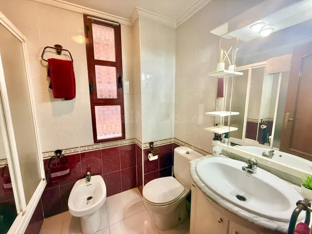 ESUPENDA VIVIENDA EN ORIHUELA, SEMI-NUEVA, RODEADA DE SERVIC - foto 2