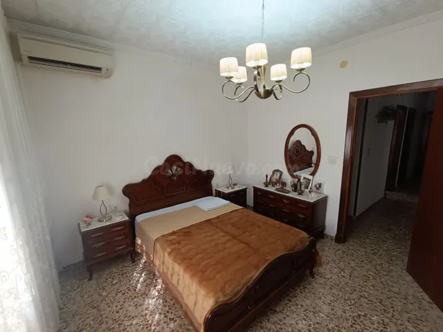 Amplia Planta Baja CON ACCESO A TRES CALLES en venta en Mira - foto 3