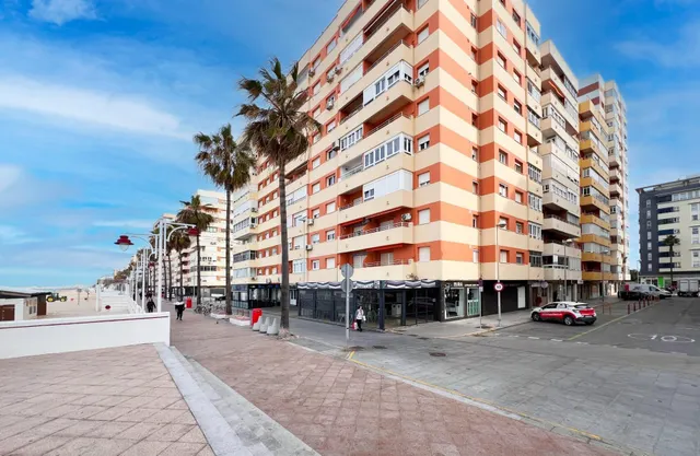 LOCAL COMERCIAL EN CÁDIZ CON MUCHAS POSIBILIDADES — 4