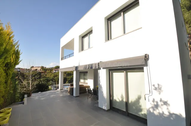 Exclusiva Casa de 3 Plantas con Vistas al Mar en Urbanizació - foto 3
