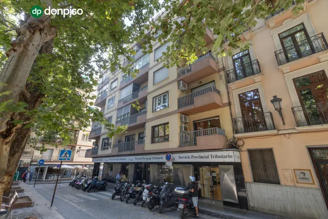 Piso en esquina con terraza y vistas a Plaza Mariana Pineda, Granada — 49