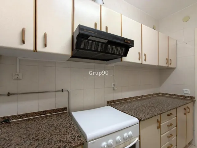 Piso económico con balcón en Plaza del Treball (Lleida) — 12
