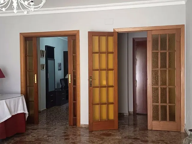 Amplio piso de 4 habitaciones y dos baños, 159m2, cuarto piso con ascensor, en el centro de Huelva — 6