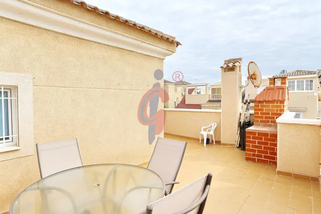 Espectacular bungalow en esquina con gran solárium, jardín privado y piscina en Guardamar del Segura — 34
