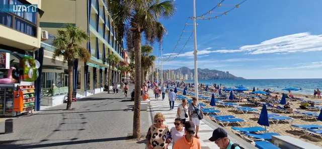 Amplio Piso en Primera Línea de Playa de Levante con Potenci