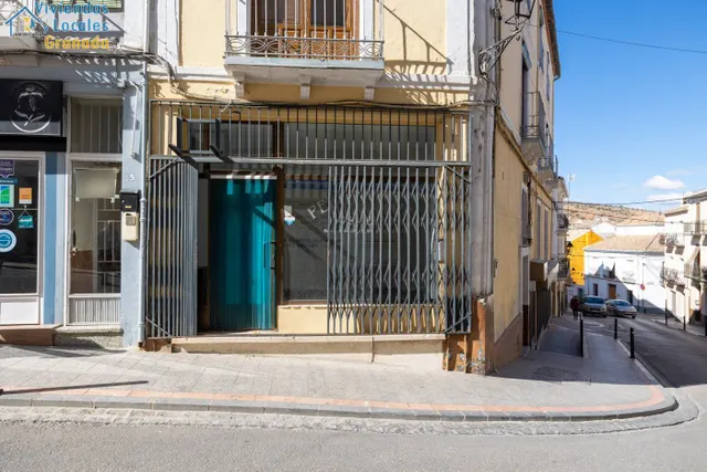 Espectacular edificio a 3 calles con vivienda y locales comerciales en pleno centro de Alhama de Gr — 46
