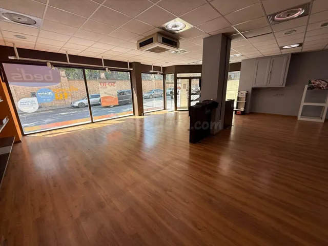 Local comercial en esquina con fachada acristalada y gran im - foto 4