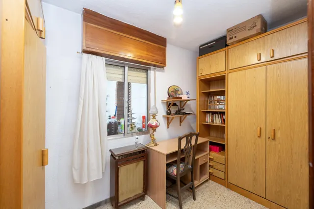 Camino de Ronda. Piso en planta alta con 5 dormitorios, garaje y trastero, calefacción central. — 22