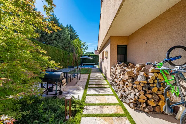 MAGNÍFICO CHALET EN LA SIERRA DE GUADARRAMA PARA VIVIR EN UNA PLANTA Y LISTO PARA ENTRAR A 25 MINUTOS DE MADRID CON PORCHE, JARDÍN Y PISCINA — 47