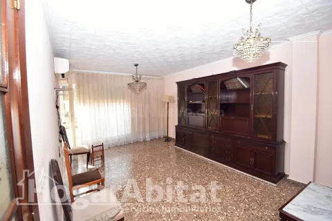 SEMIREFORMADO EXTERIOR DE CUATRO DORMITORIOS CON ASCENSOR, GARAJE Y TERRAZA