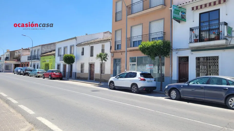 SE  ALQUILA LOCAL COMERCIAL CERCANO A LA PLAZA DE TOROS