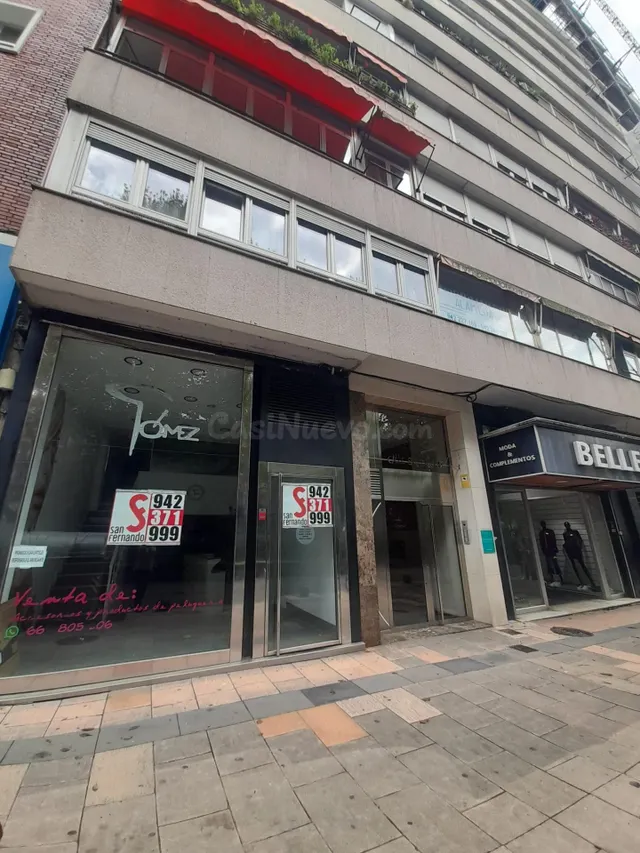 Se alquila local comercial en primera línea en Calle San Fernando de Santander. — 2