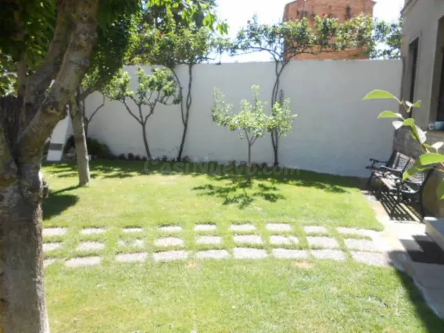 CASA A 4 VIENTOS ESTILO RUSTICO CON JARDÍN EN VENTA - foto 3