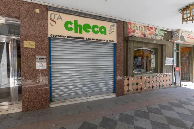 LOCAL COMERCIAL EN CALLE ÁNGEL GANIVET – UBICACIÓN PRIVILEGIADA — 31