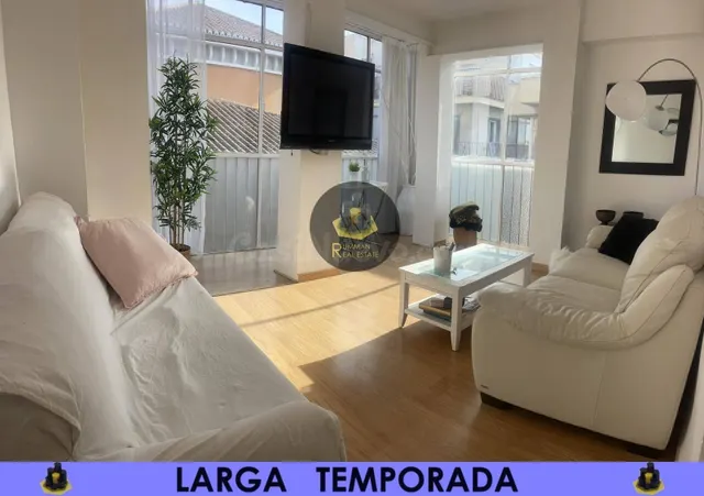 LT/ Apartamento de DOS dormitorios en la zona de Reyes Catól