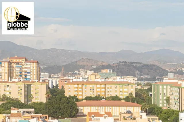Piso Semi-Reformado a Pasos de la Playa en Huelin, Málaga — 2
