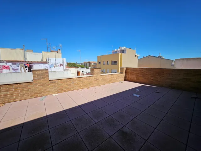 Edificio con pisos de obra nueva con muchas posibilidades - foto 2
