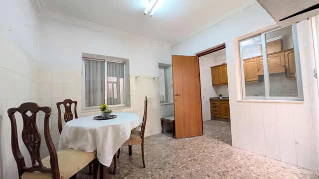 ¡Oportunidad única en la zona de Plaza de Barcelona!. Planta baja con entrada independiente y gran patio pisable. — 8