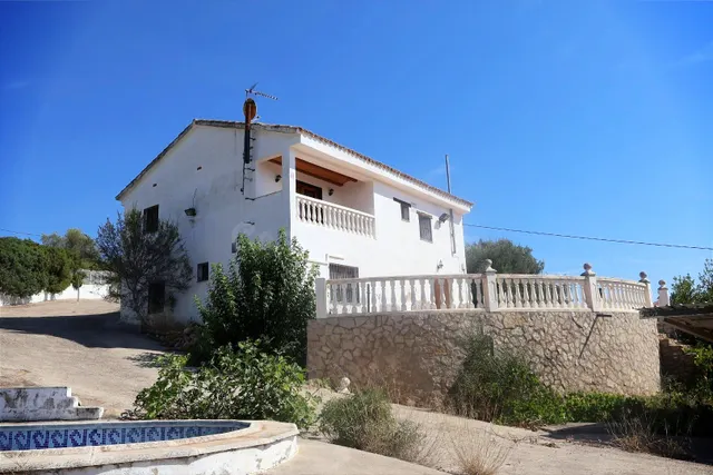 MASIA VALLADA CON PISCINA, ZONA PARA CABALLOS Y MAS DE 2 HEC