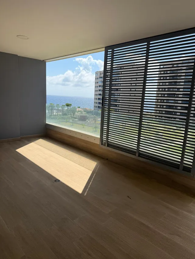 Apartamento de lujo en primera línea de mar con 3 dormitorios, 2 terrazas y parking incluido — 11