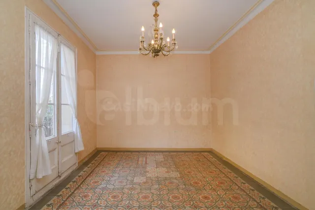 Espectacular vivienda esquinera con siete balcones frente al Mercat del Born — 4